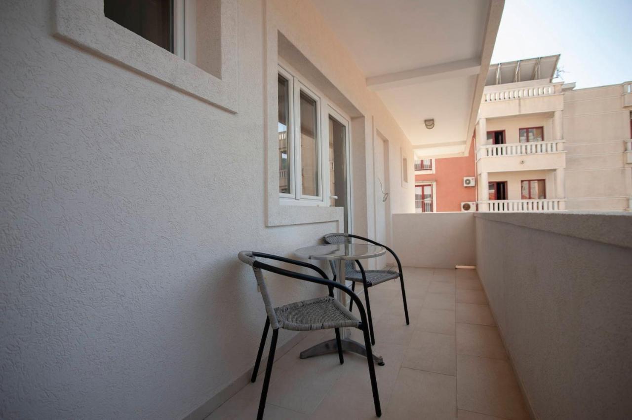 Mandir Apartments - Center บุดวา ภายนอก รูปภาพ